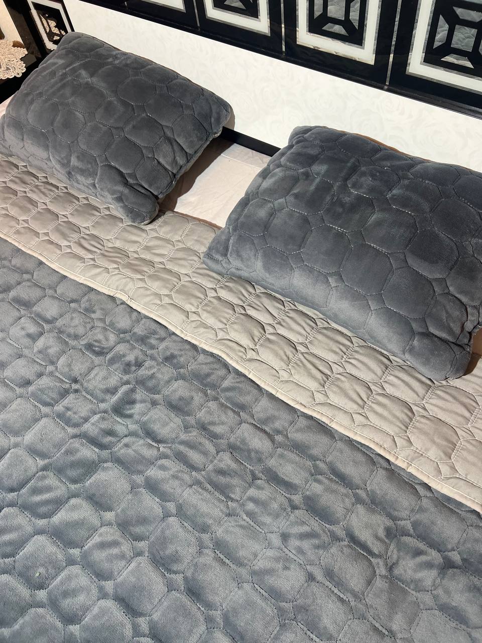 Стьобане велюрове покривало Cappone "Графітові Соти" з подушками (Євро)